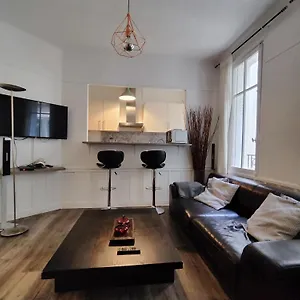 And Cozy 1b In The Heart Of , Paris France